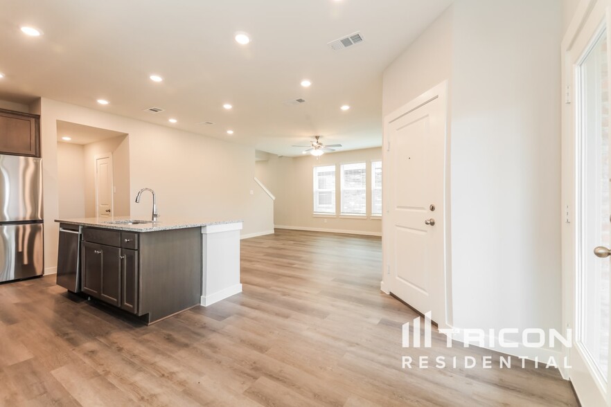 Building Photo - 2549 Dulaney Dr