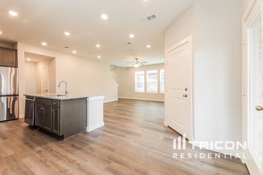 Building Photo - 2552 Finch Holw Dr