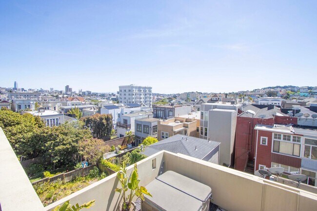 Building Photo - Stunning 4Bed/2.5ba Condo in Pacific Heights