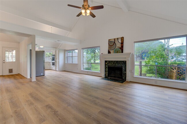 Building Photo - 902 Mesa Terrace Dr