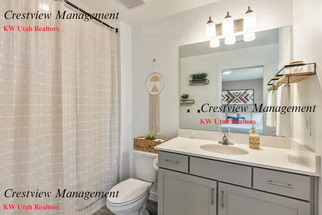 Building Photo - Beautifully Maintained Townhouse in a Prime Location