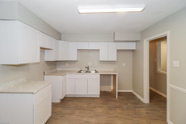 Building Photo - 5380 Albemarle Dr