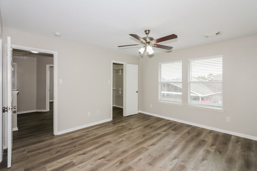 Building Photo - 6207 Winter Oak St