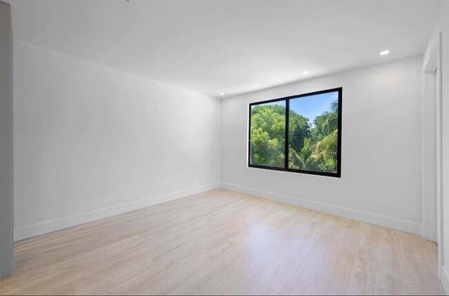 Building Photo - 823 33rd St