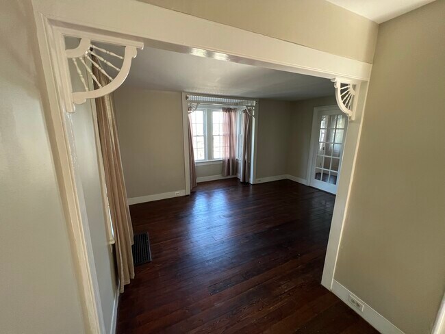Living room - 535 Bunker Hill Ave