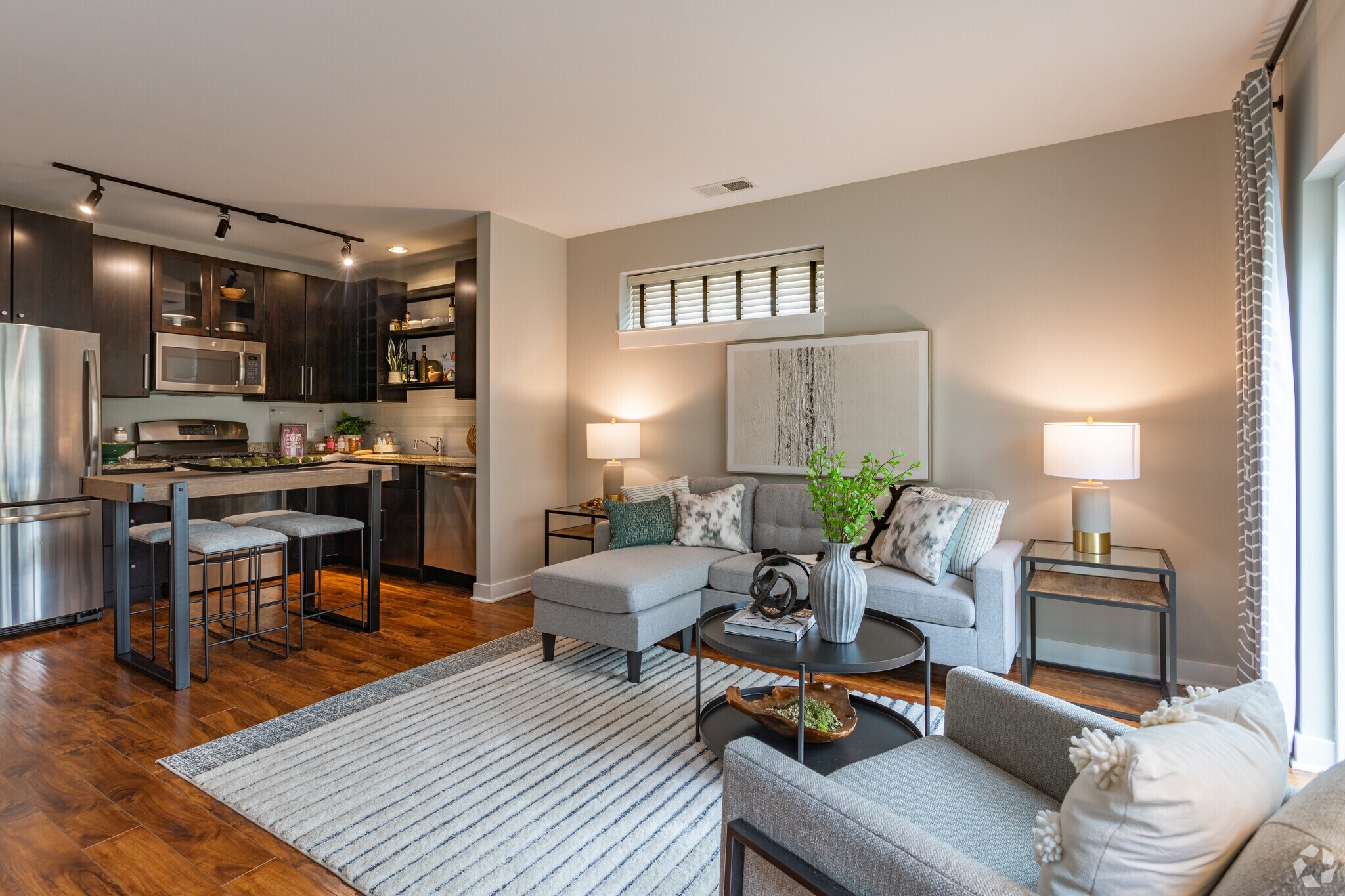 Ravenswood Terrace 1801 W Argyle St Chicago IL 60640 Apartment Finder