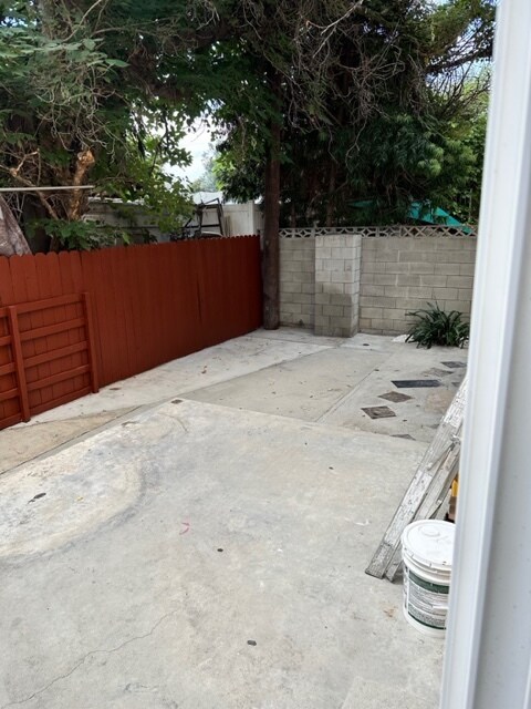 Building Photo - 15556 Vanowen St