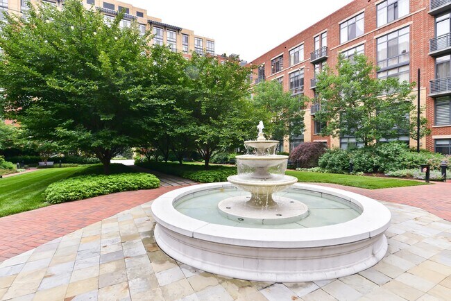 Building Photo - Gorgeous Light Filled 1Br Blocks to King St Metro