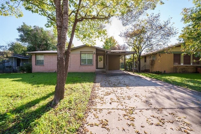 Building Photo - 1403 Broadmoor Dr