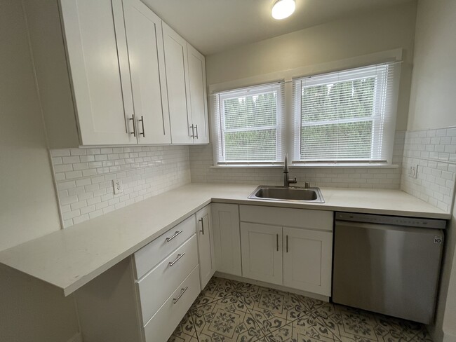 Kitchen dishwasher - 5736 Burchard Ave