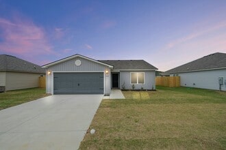 Building Photo - 209 Clear Creek Dr
