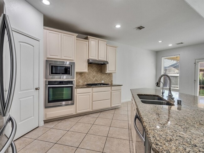 Building Photo - 28655 Maple Red Dr