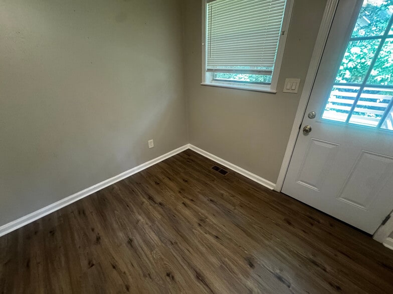Building Photo - Room in Duplex on Monticello St