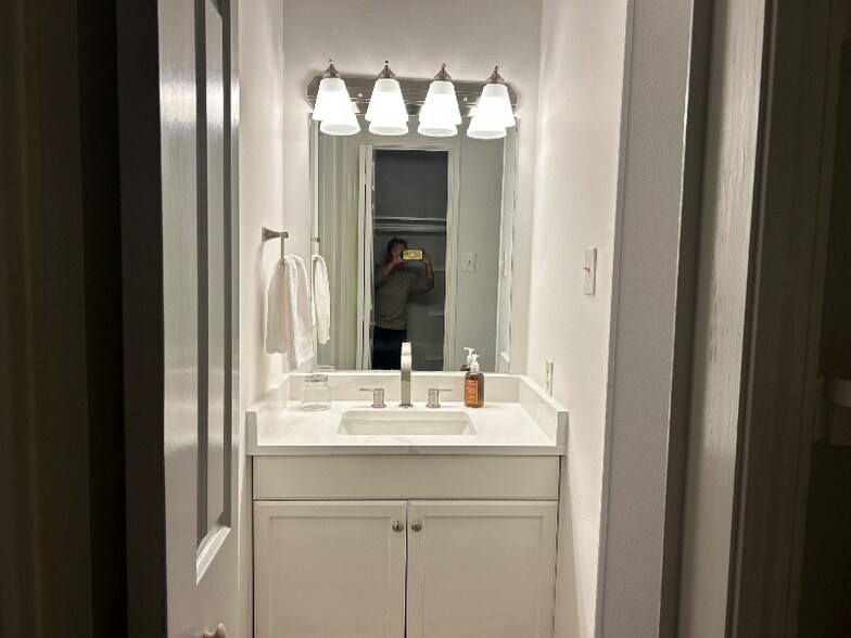 Building Photo - 3001 Cedar St