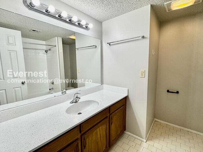 Building Photo - 3 Bed, 2 Bath Home with Garage / Pet-Friendly / Available Now!