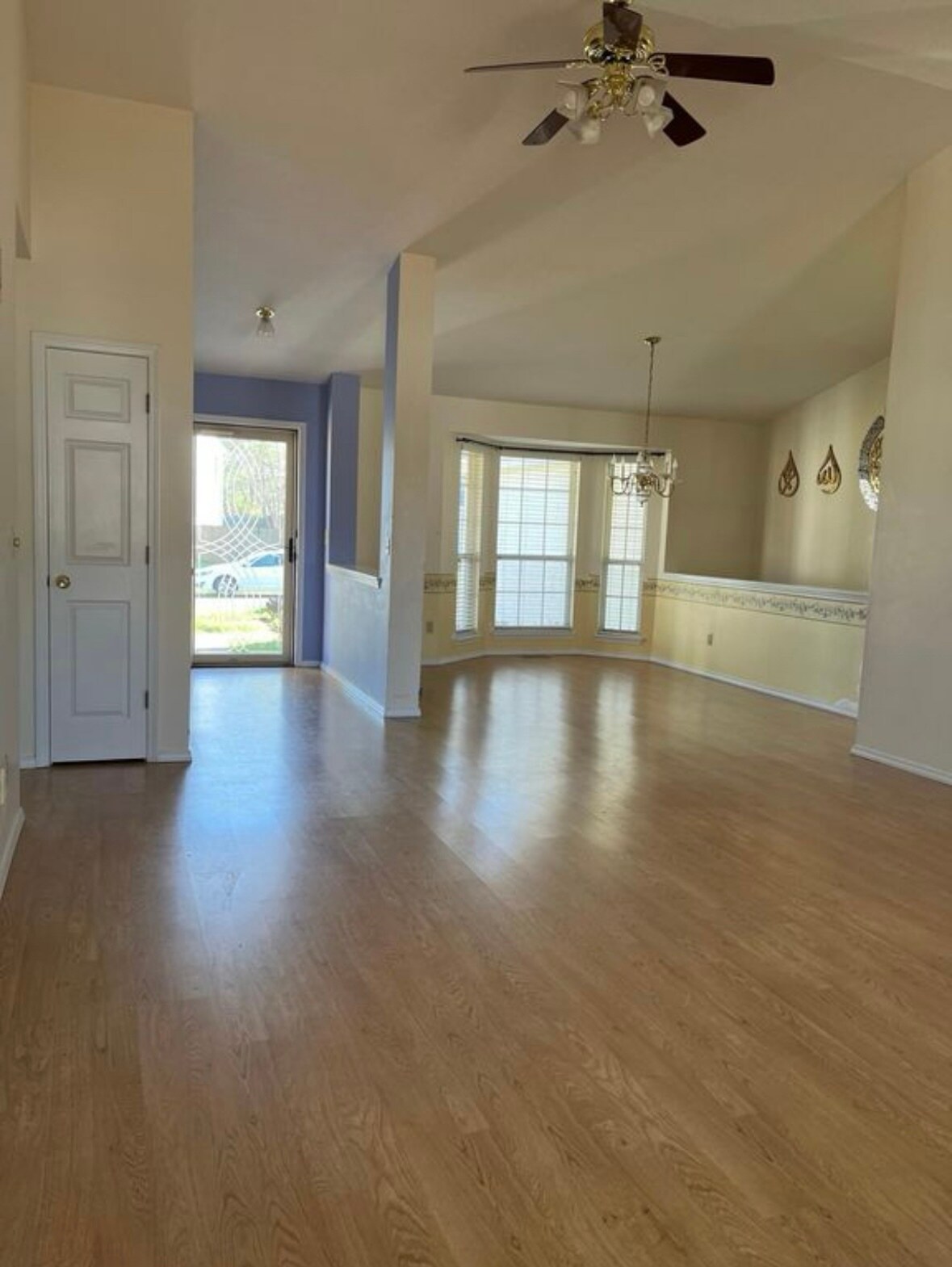 Building Photo - 914 Shandra Dr