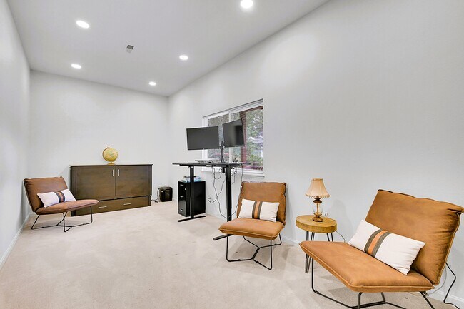 Building Photo - 28384 Kinnikinick Rd