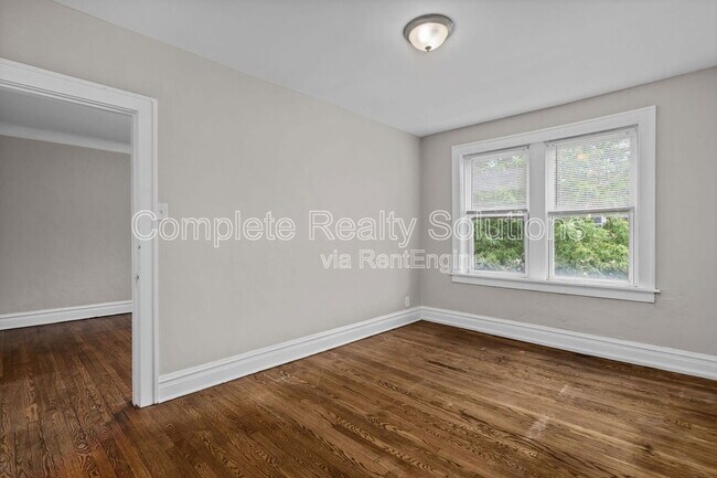 Building Photo - 4905 Winona Ave
