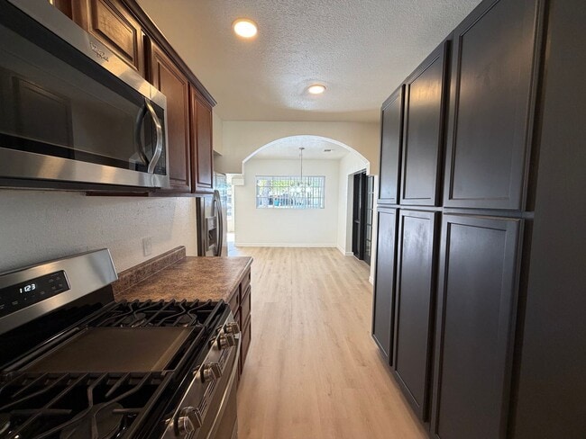 Building Photo - Spacious 4 Bed 3 Bath Single-Level Home | RV Gate | Huge Yard | Bright Open Layout