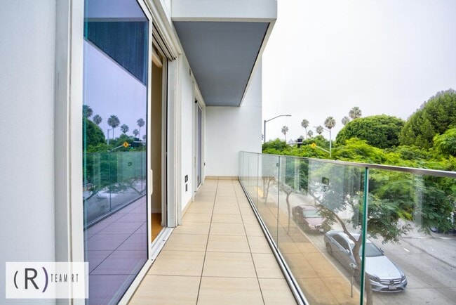 Building Photo - Oceanview Luxurious Chic Condo for High Quality Lifestyle