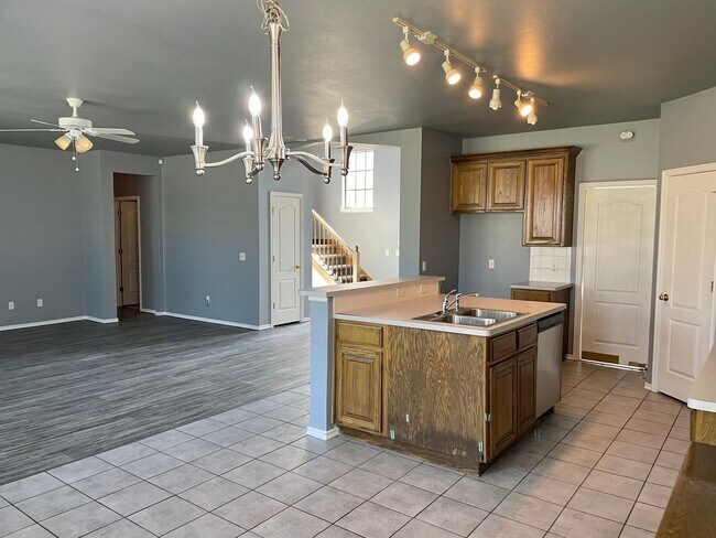 Building Photo - Large 3 Bed 3 Bath Home with an Office in ...
