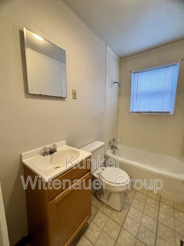 Building Photo - 4 Hickory Ct