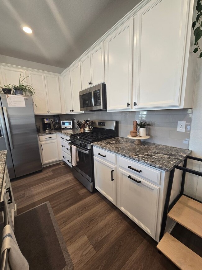 Building Photo - Spacious 4B/3B Available Early April!