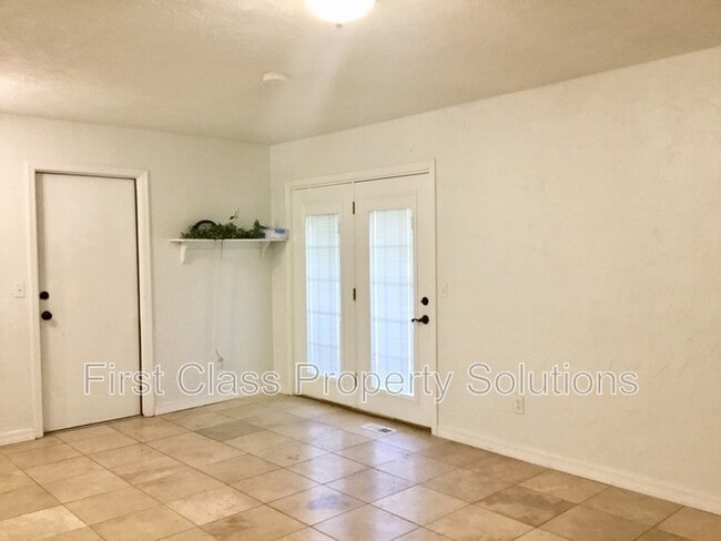 Building Photo - 2807 S Estate Dr