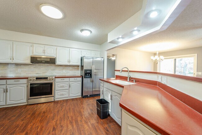 Building Photo - Beautiful 4 bedroom, 3 bathroom home on the East End of Hot Springs Village. Pets are considered ...