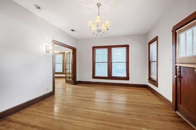 Building Photo - 4 Bedroom, 3 Bath in North Campus / Hyde Park