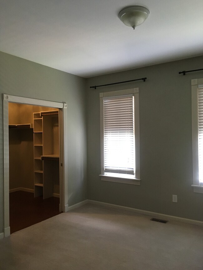 Primary bedroom - 611 E Martin St