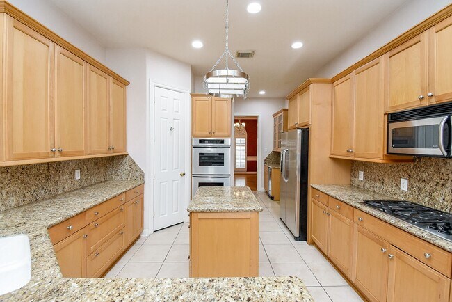 Building Photo - 3015 Bonnebridge Way Blvd