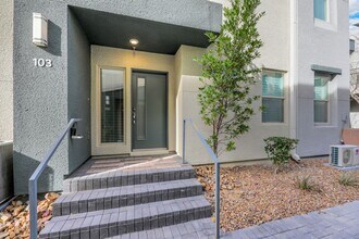 Building Photo - Gorgeous highly upgraded townhouse!
