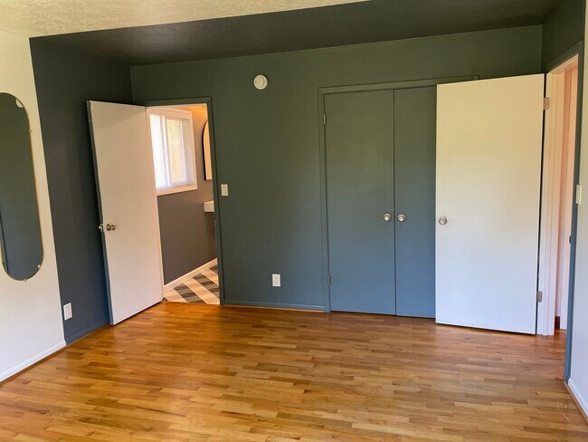 Building Photo - East Medford 3 Bedroom 2 Bathroom