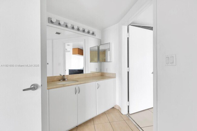 Building Photo - 1750 N Bayshore Dr