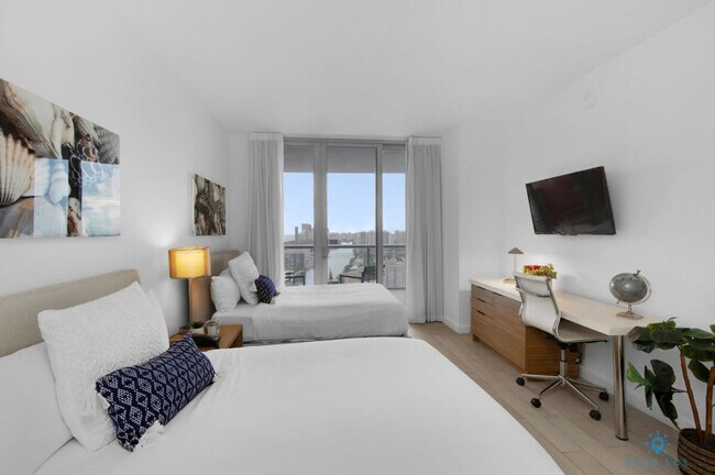 Building Photo - 2600 E Hallandale Beach Blvd