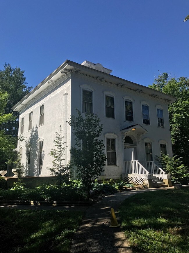 Hayward & Jackson Street Apartments 401 W Jackson Woodstock IL 60098