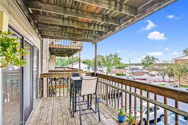 Building Photo - 855 S Pontiac Trail