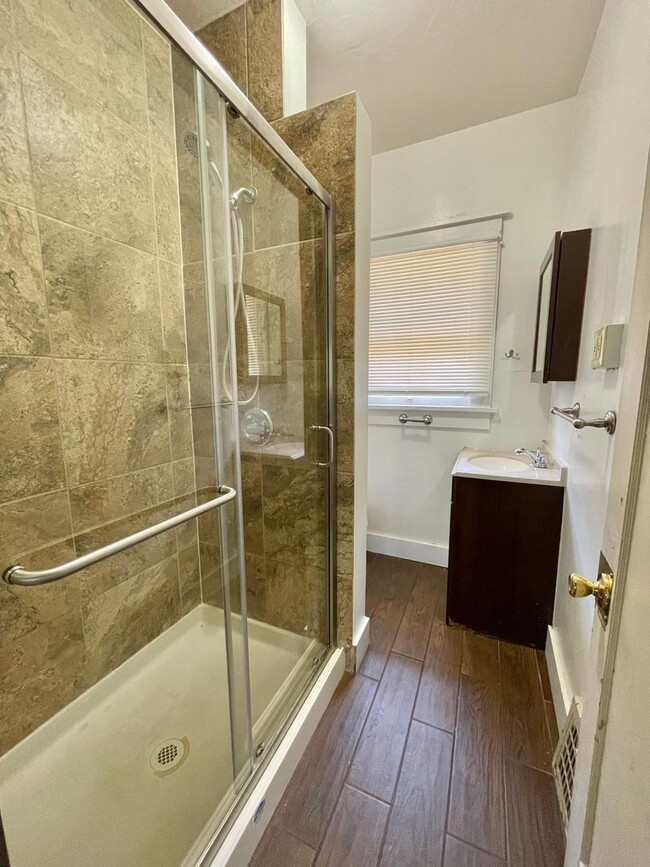 Building Photo - AVAILABLE NOW!! Move-In Special! Half Off ...