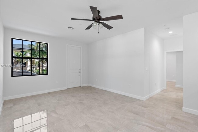 Building Photo - 5745 SW 44th Ct