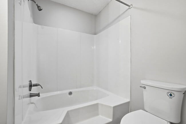 Building Photo - Oakhurst Living at Its Finest (Fresh Paint - New Carpet)