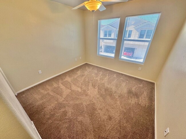 Building Photo - CHARMING 2 BEDROOM CONDO IN GATED COMMUNITY