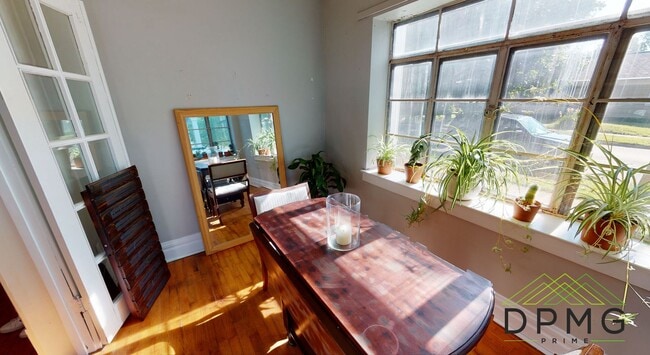 Building Photo - 132 S Clemens Ave