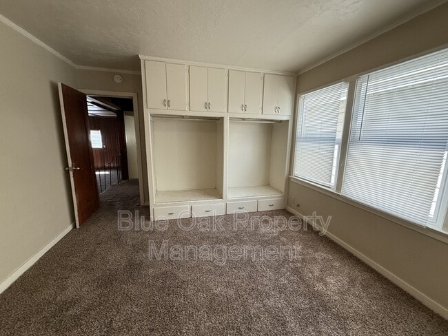 Building Photo - 310 Oak St