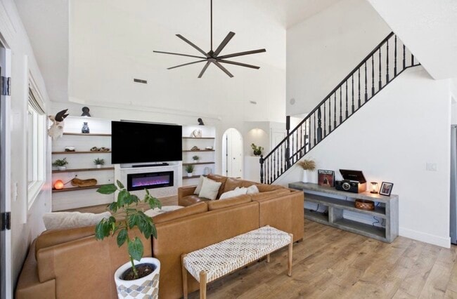 Building Photo - 930 S Indian Cir