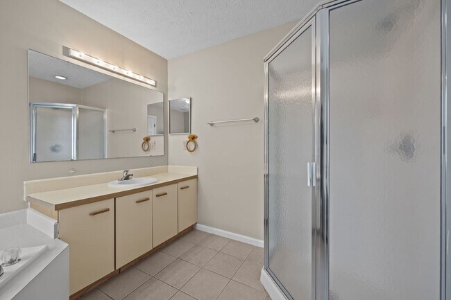 Building Photo - 962-6 Stewarts Creek Dr