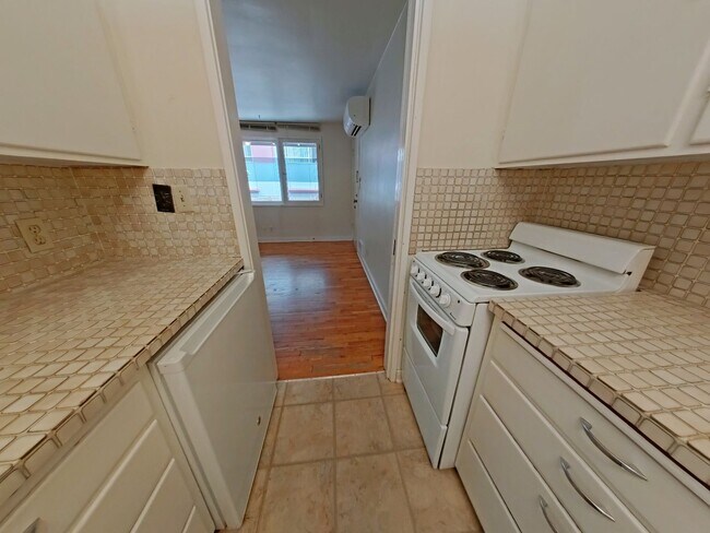 Building Photo - 1825 University St