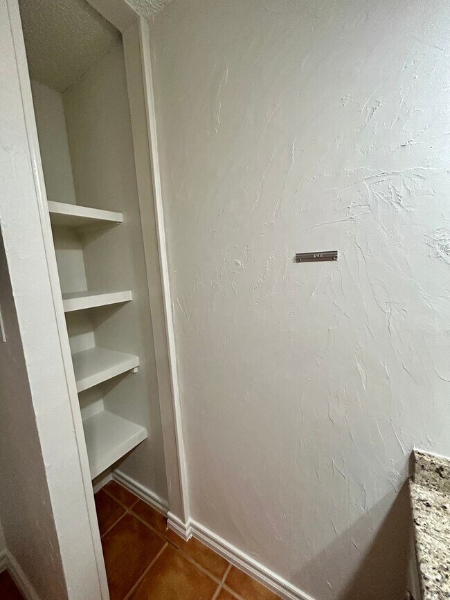 Building Photo - Gorgeous and spacious condo in a quiet and convenient location!