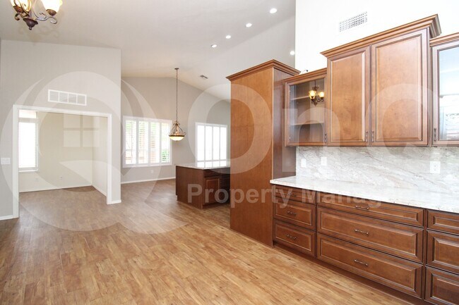 Building Photo - 9634 E Rocky Lake Dr