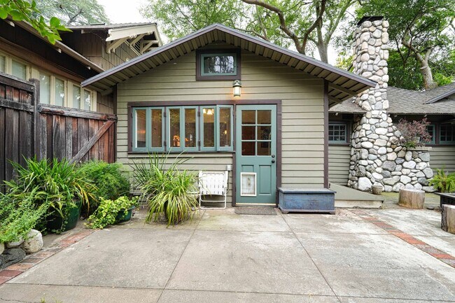 Building Photo - COMING SOON!!! BEAUTIFUL HISTORIC HOME LOC...